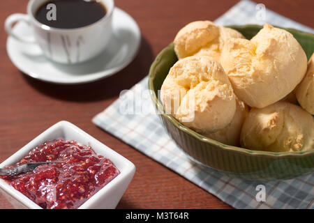 Baum brasilianischen Käse Brot aus einer Art von maniokmehl - traditionelles Essen - auf Holz Tisch-karierten Stoff - Stau rasberry und schwarzen Kaffee Stockfoto