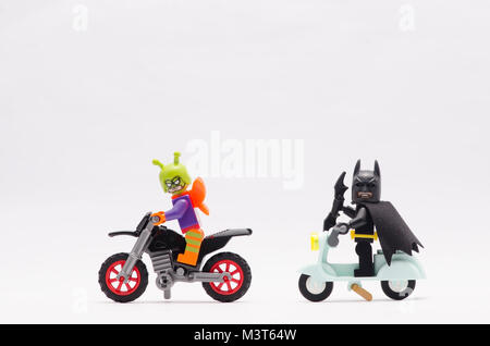 Lego Batman reiten Roller jagen Killer moth reiten Dirt Bike. auf weißem Hintergrund. Stockfoto