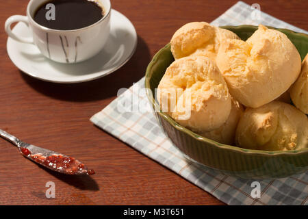 Baum brasilianischen Käse Brot aus einer Art von maniokmehl - traditionelles Essen - auf Holz Tisch-karierten Stoff - Stau rasberry und schwarzen Kaffee Stockfoto