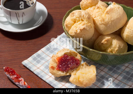 Baum brasilianischen Käse Brot aus einer Art von maniokmehl - traditionelles Essen - auf Holz Tisch-karierten Stoff - Stau rasberry und schwarzen Kaffee Stockfoto