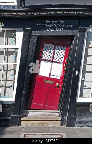 Sir John Jungen auch als Crooked House, King's Galerie, oder Old Kings Shop, Canterbury, Kent, Großbritannien bekannt. Eine aus dem 17. Jahrhundert Fachwerkhaus. Stockfoto