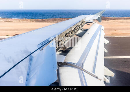 Klappen und Druckluftbremsen sind bei einem Airbus A321, der auf dem Flughafen Fuerteventura auf den Kanarischen Inseln landet, voll im Einsatz Stockfoto