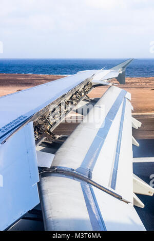 Klappen und Druckluftbremsen sind bei einem Airbus A321, der auf dem Flughafen Fuerteventura auf den Kanarischen Inseln landet, voll im Einsatz Stockfoto