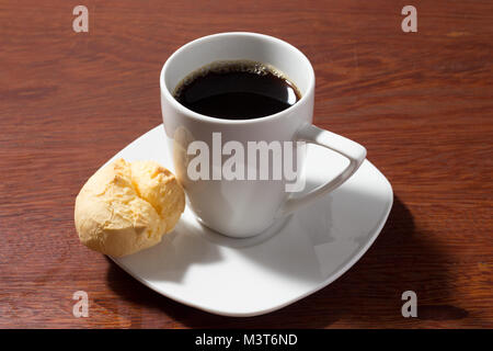 Baum brasilianischen Käse Brot aus einer Art von maniokmehl - traditionelles Essen - auf Holz Tisch - mit Schale mit schwarzen Kaffee Stockfoto