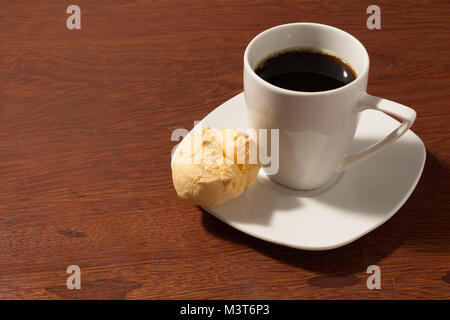 Baum brasilianischen Käse Brot aus einer Art von maniokmehl - traditionelles Essen - auf Holz Tisch - mit Schale mit schwarzen Kaffee - Kopie Raum Stockfoto