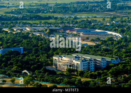 Luftaufnahme auf die Universität und die zentrale Gefängnis von Mandalay Hill Stockfoto