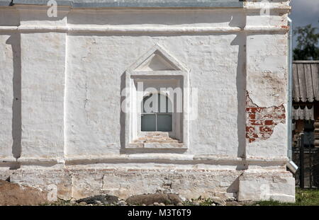 Monastische Zelle Fenster auf alte weiße Wand des Klosters Stockfoto