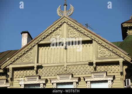 Geschnitzte Muster Holz- Giebel rustikales Haus Stockfoto