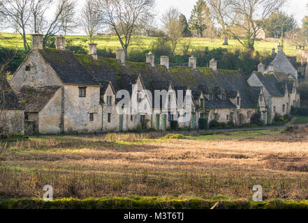 Das Dorf von Bibury und der berühmten Arlington Row und Wasser suchen, im Winter. Gloucestershire, VEREINIGTES KÖNIGREICH Stockfoto