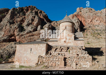 Noravank, was bedeutet, dass "Neues Kloster" in der Armenischen ist ein aus dem 13. Jahrhundert armenische Kloster befindet sich 122 km von Eriwan in einer engen Schlucht. Stockfoto