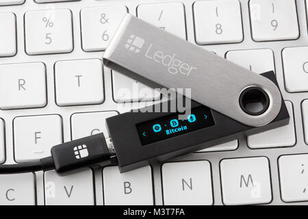 Ledger hardware Wallet für cryptocurrency auf Tastatur mit bitcoin Auswahl Stockfoto