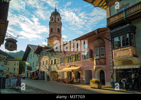 Hochstraße Straße in alten deutschen Stadt Mittenwald Stockfoto
