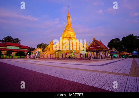 Die beleuchteten goldenen Maha Lawka Marazein Kuthodaw Pagode vor Sonnenaufgang Stockfoto