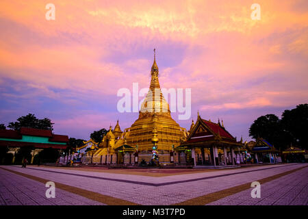 Die beleuchteten goldenen Maha Lawka Marazein Kuthodaw Pagode vor Sonnenaufgang Stockfoto