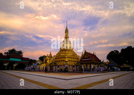 Die beleuchteten goldenen Maha Lawka Marazein Kuthodaw Pagode vor Sonnenaufgang Stockfoto