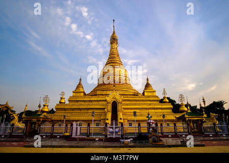 Die beleuchteten goldenen Maha Lawka Marazein Kuthodaw Pagode vor Sonnenaufgang Stockfoto