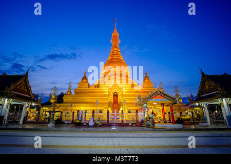 Die beleuchteten goldenen Maha Lawka Marazein Kuthodaw Pagode nach Sonnenuntergang Stockfoto