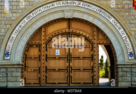 Eingangstor zum Kloster Zosin im Nordosten Rumäniens, in Moldawien. Stockfoto