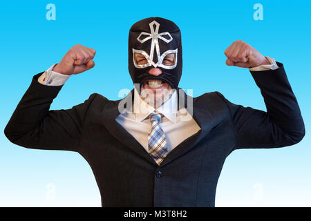 Portrait von Geschäftsmann mit Wrestler mask und die Bekämpfung der Position Stockfoto