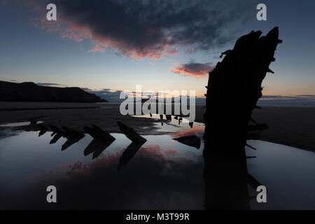 Sonnenuntergang über der Helvetia in Rhossili Bay Stockfoto