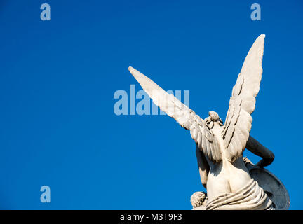 Statue von Engel auf Schlossbrucke entworfen von Schinkel am Lustgarten auf der Museumsinsel (Museumsinsel) in Mitte, Berlin, Deutschland Stockfoto