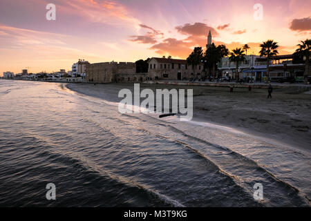 Larnaca, Zypern - 2. Januar 2018: Die Leute von der Waterfront im Stadtzentrum von Larnaka im Abendlicht. Blick Richtung Larnaca Castle und Kebir-Buyuk Stockfoto