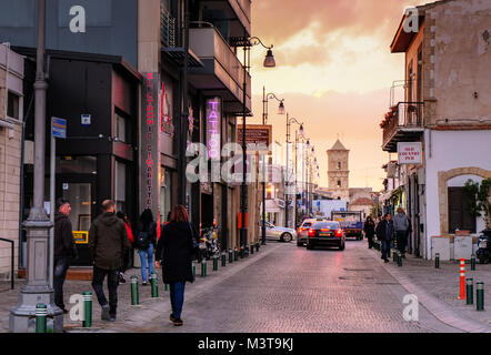 Larnaca, Zypern - 2. Januar 2018: Larnaca Stadtzentrum im Abendlicht. Blick Richtung St. Lazarus Kirche. LARNACA, 2. Januar 2018 Stockfoto