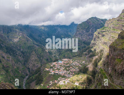 Der Nonne Tal Blick aus den Bergen auf Madeira Europa. Stockfoto