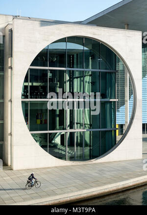 Externe Ansicht der modernen Regierungsgebäuden Marie-Elisabeth-Luders-Haus auf der Spree im Zentrum von Berlin, Deutschland Stockfoto