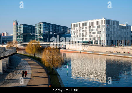 Blick entlang der Spree Richtung Berlin Hauptbahnhof (Hbf) in Berlin, Deutschland Stockfoto