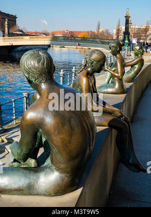 Skulpturen aus Bronze mit Blick auf die Spree in Mitte, Berlin, Deutschland Stockfoto