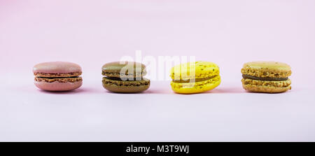 Bunte französische Makronen oder Macaron auf rosa Hintergrund Stockfoto