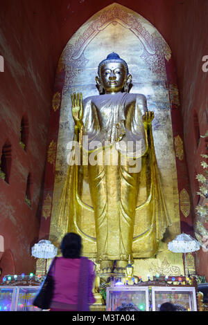 Bagan: Ananda Tempel, stehend Buddha Gautama - nach Westen, Region, Mandalay, Myanmar (Birma) Stockfoto