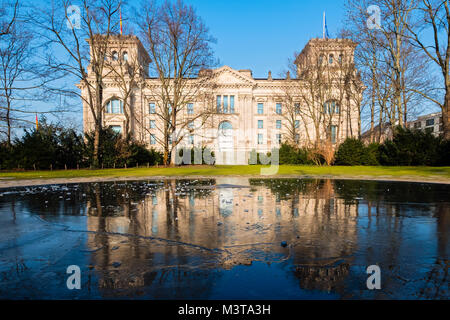 Reichstag in Teich am Mahnmal für die Sinti und Roma in Europa ermordet im Nationalsozialismus in Berlin-Mitte Berlin, Deutschland Stockfoto