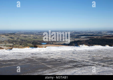 Blick von der Holme Moos, West Yorkshire auf der Suche nach Norden in Richtung Holmfirth im Winter Stockfoto