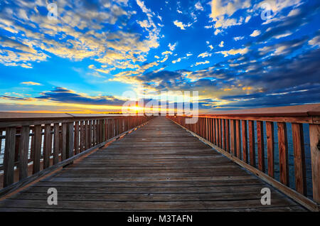 Fishing Pier auf der Chesapeake Bay in Maryland mit der Sonne, die am Horizont Stockfoto
