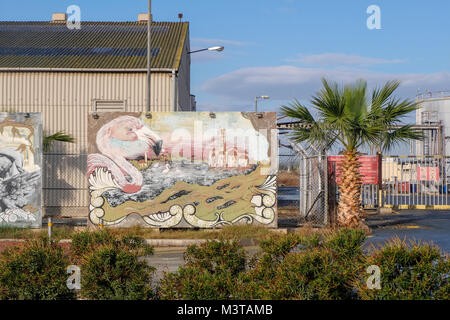 Larnaca, Zypern, 3. JANUAR 2018: Bunte Graffiti auf den Straßen von Larnaca, die wichtigsten Sehenswürdigkeiten der Stadt: Flamingos und St. Lazarus Kirche Stockfoto