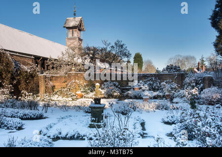 Die Cruck Scheune und Uhrturm von der Flagge Garten im Winter, Arley Hall, Arley, Cheshire, England, Großbritannien Stockfoto