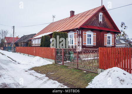 Holz Haus im Dorf Soce auf sogenannten Land der offenen Rollläden Trail, bekannt für traditionelle Architektur in der Provinz Podlachien, Polen Stockfoto