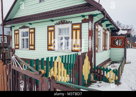 Eingerichtetes Haus im Dorf Soce, um das Land der offenen Rollläden Trail, bekannt für traditionelle Architektur in der Woiwodschaft Podlachien, Polen genannt Stockfoto