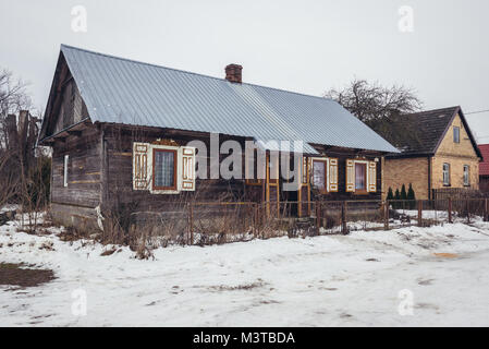 Holz Haus im Dorf Soce auf sogenannten Land der offenen Rollläden Trail, bekannt für traditionelle Architektur in der Provinz Podlachien, Polen Stockfoto