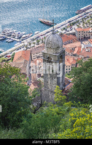 Kirche Unserer Lieben Frau von Remedy am Hang des Saint John Berg oberhalb der Altstadt von Kotor, die Stadt in der Bucht von Kotor, Montenegro Stockfoto