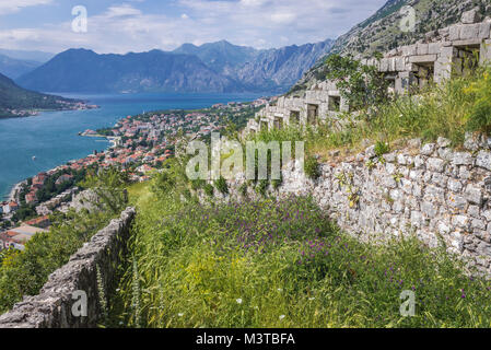 Ruinen von Gebäuden um Saint John Festung über Kotor Küstenstadt, in der Bucht von Kotor der Adria, Montenegro entfernt Stockfoto