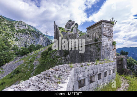 Ruinen von St. Johannes Festung über Kotor Küstenstadt, in der Bucht von Kotor der Adria, Montenegro entfernt Stockfoto