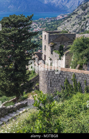 Antike Altstadt Ruinen um Saint John Festung in Kotor Küstenstadt, in der Bucht von Kotor der Adria, Montenegro entfernt Stockfoto