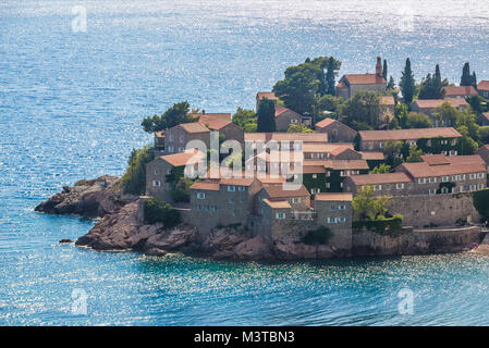 Die kleine Insel Sveti Stefan und fünf Sterne Aman Sveti Stefan Hotel Resort an der Adriatischen Küste von Montenegro Stockfoto