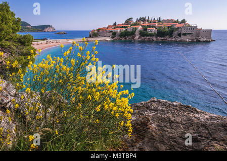 Die kleine Insel Sveti Stefan und fünf Sterne Aman Sveti Stefan Hotel Resort an der Adriatischen Küste von Montenegro Stockfoto