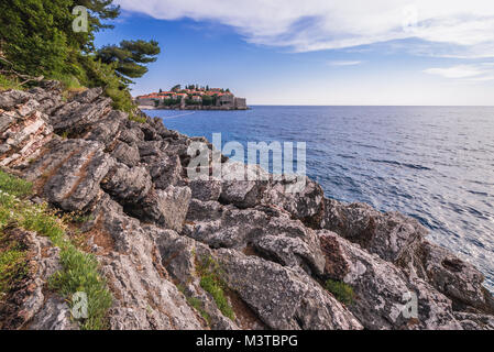 Felsen in der Nähe von Insel Sveti Stefan und fünf Sterne Aman Sveti Stefan Hotel Resort an der Adriatischen Küste von Montenegro Stockfoto