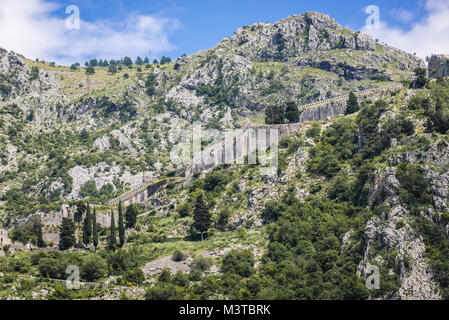 Verstärkungen auf der Saint John Berg oberhalb der Altstadt von Kotor, die Stadt in der Bucht von Kotor, Montenegro Stockfoto