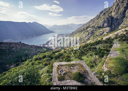 Luftaufnahme von einem Berge oberhalb der Bucht von Kotor in Montenegro, am Ende des Weges von Kotor zu Burgruinen Stockfoto